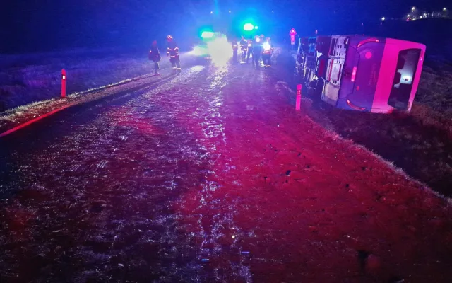 Autobus se převrátil na bok do příkopu. Dostal smyk na silnici, kterou silně znečistila vrstv kluzkého bahna