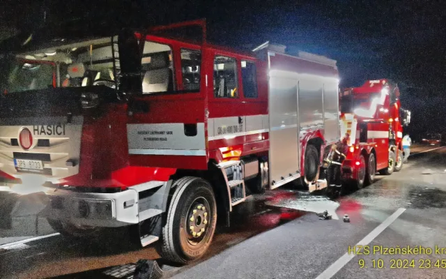 Osobák narazil na dálnici do cisterny hasičů, řidič zemřel, spolujezdec byl v kritickém stavu