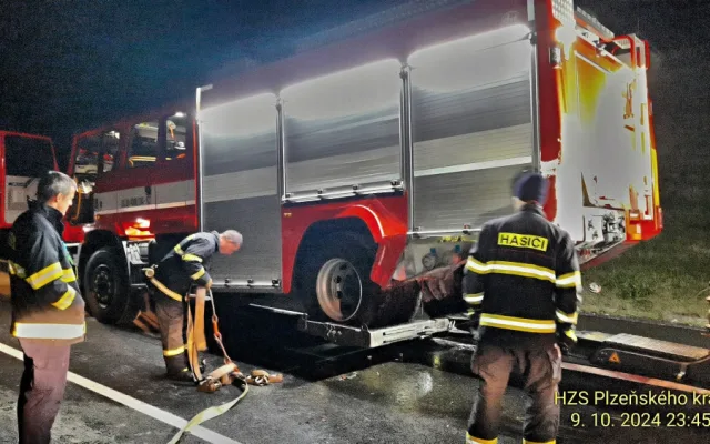 Osobák narazil na dálnici do cisterny hasičů, řidič zemřel, spolujezdec byl v kritickém stavu