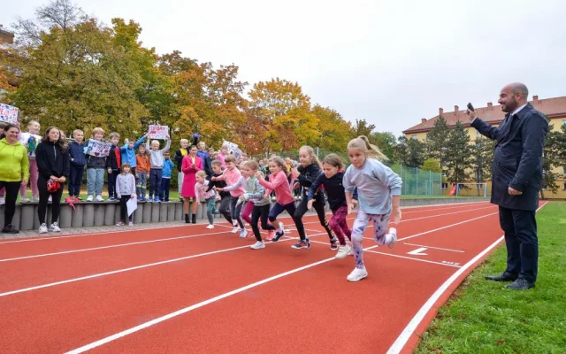 Město nechalo opravit atletickou dráhu na plzeňské základní škole. Práce vyšly na 6 milionů korun
