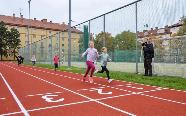Město nechalo opravit atletickou dráhu na plzeňské základní škole. Práce vyšly na 6 milionů korun