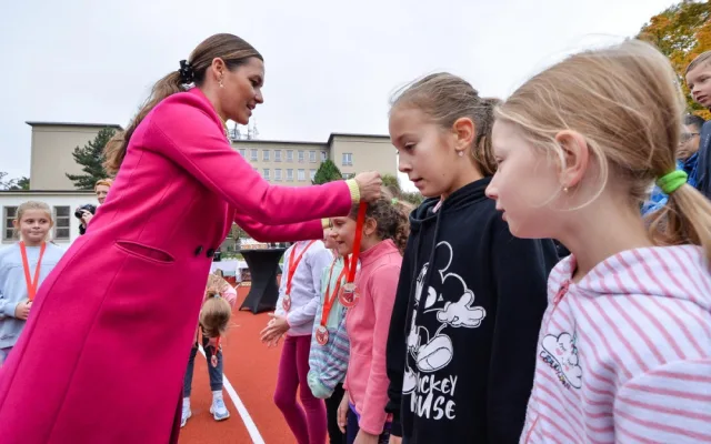 Město nechalo opravit atletickou dráhu na plzeňské základní škole. Práce vyšly na 6 milionů korun