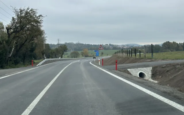 Křižovatka smrti na frekventované silnici I/20 prošla zásadní opravou. Skončila tak i nepříjemná objížďka