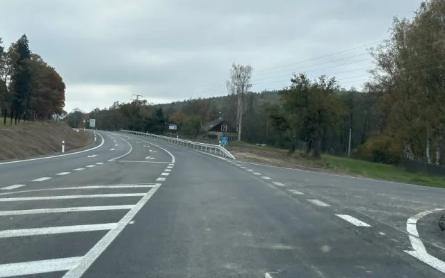 Křižovatka smrti na frekventované silnici I/20 prošla zásadní opravou. Skončila tak i nepříjemná objížďka