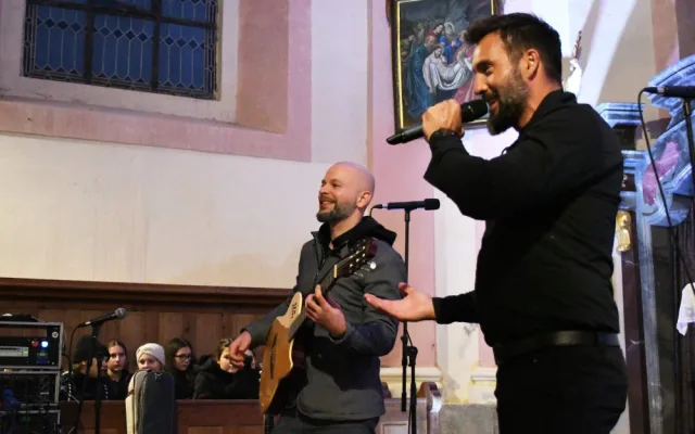 Václav Noid Bárta zazpíval lidem v Nemanicích, historicky první koncert v kostele uspořádal místní spolek nadšenců
