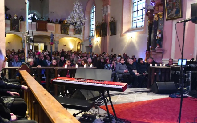 Václav Noid Bárta zazpíval lidem v Nemanicích, historicky první koncert v kostele uspořádal místní spolek nadšenců