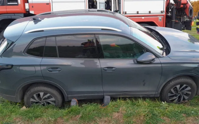 Motorkář nepřežil střet s automobilem. Nezvládl řízení, spadl z motocyklu a pak ho smetl projíždějící osobák