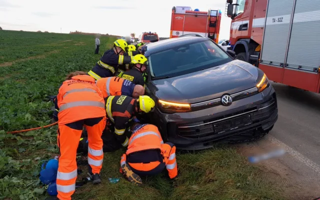 Motorkář nepřežil střet s automobilem. Nezvládl řízení, spadl z motocyklu a pak ho smetl projíždějící osobák