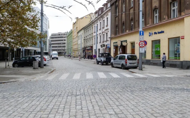 Oprava Goethovy ulice je u konce, dělníci tam osadili přes 30 tisíc kostek. Provoz se tam vrátí už v pátek