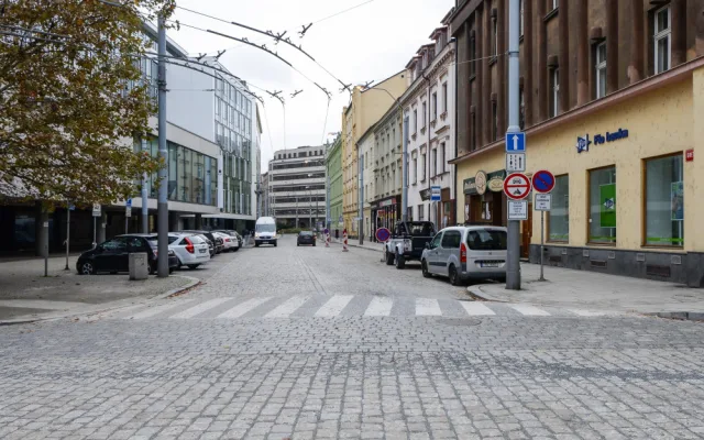 Oprava Goethovy ulice je u konce, dělníci tam osadili přes 30 tisíc kostek. Provoz se tam vrátí už v pátek