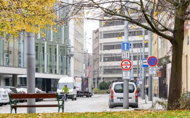 Oprava Goethovy ulice je u konce, dělníci tam osadili přes 30 tisíc kostek. Provoz se tam vrátí už v pátek