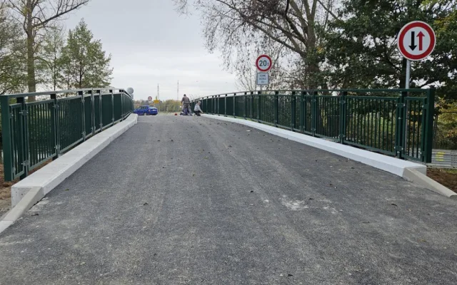 Most přes Mži v Radčicích se dostal do havarijního stavu, teď už je opravený a mohou na něj i zemědělci s technikou