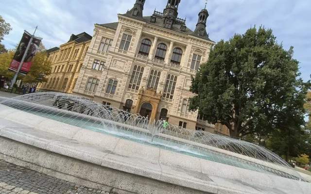 ANKETA: Voda prýštila z opravené kašny dva týdny, znovu bude v plné parádě až v květnu