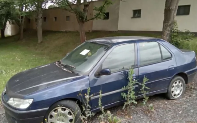 Radnice stále řeší nedostatek parkovacích míst, mnoho jich zabírají ohyzdné autovraky