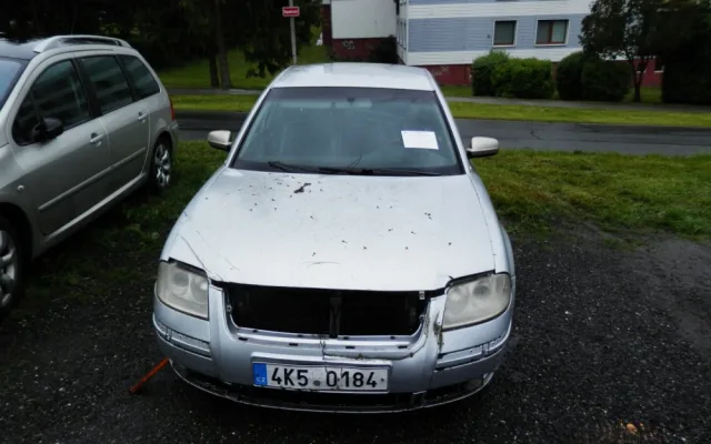 Radnice stále řeší nedostatek parkovacích míst, mnoho jich zabírají ohyzdné autovraky