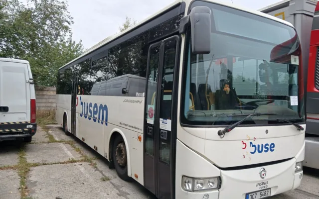 Radnice stále řeší nedostatek parkovacích míst, mnoho jich zabírají ohyzdné autovraky