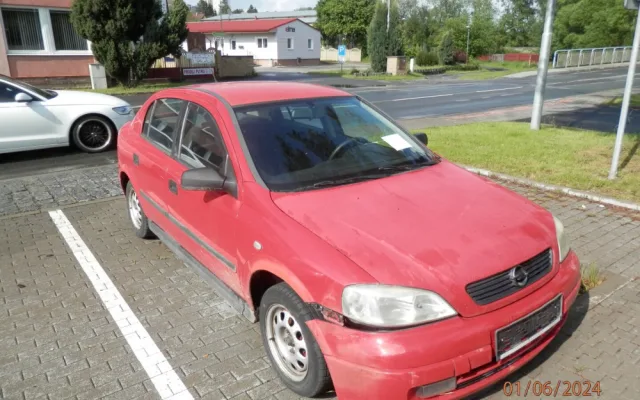 Radnice stále řeší nedostatek parkovacích míst, mnoho jich zabírají ohyzdné autovraky