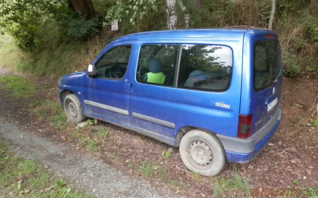 Radnice stále řeší nedostatek parkovacích míst, mnoho jich zabírají ohyzdné autovraky