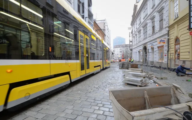 Po trati ve čtvrtek ráno projela zkušební tramvaj, od soboty se tam vrátí plný tramvajový provoz.