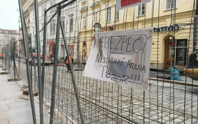 Končí půlroční oprava tramvajové trati za 78 milionů, chodci ale musí stále klopýtat po neexistujícím chodníku