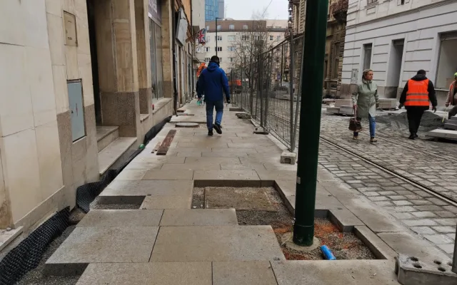 Končí půlroční oprava tramvajové trati za 78 milionů, chodci ale musí stále klopýtat po neexistujícím chodníku