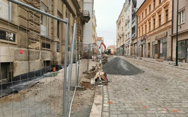 Končí půlroční oprava tramvajové trati za 78 milionů, chodci ale musí stále klopýtat po neexistujícím chodníku