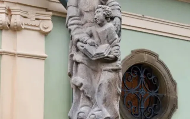 Před kostel U Ježíška se po dlouhých letech vrátily restaurované barokní sochy svaté Anny a svatého Josefa