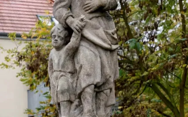 Před kostel U Ježíška se po dlouhých letech vrátily restaurované barokní sochy svaté Anny a svatého Josefa