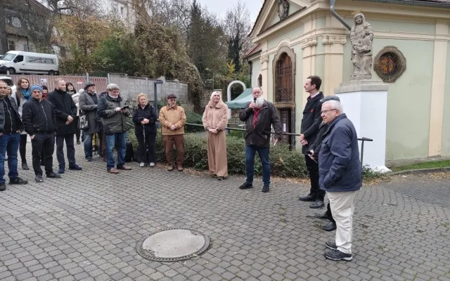 Před kostel U Ježíška se po dlouhých letech vrátily restaurované barokní sochy svaté Anny a svatého Josefa