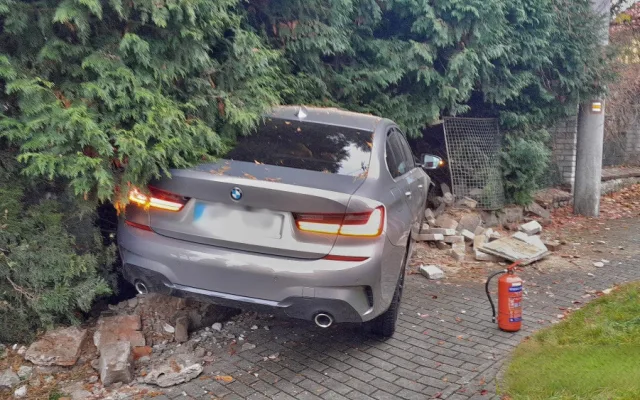 Řidička vletěla s luxusním BMW na chodník, kde zdemolovala hradbu a oplocení u domu