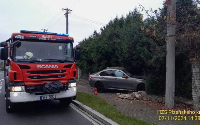 Řidička vletěla s luxusním BMW na chodník, kde zdemolovala hradbu a oplocení u domu