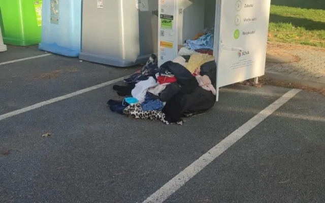 Neznámý zloděj vykrádá kontejnery na textil, zůstává po něm hromada nepořádku