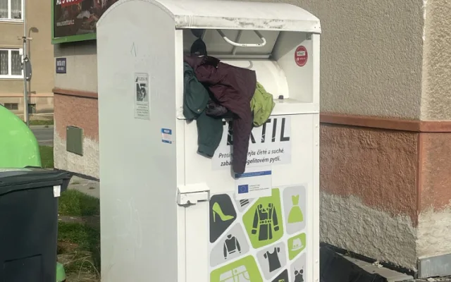 Neznámý zloděj vykrádá kontejnery na textil, zůstává po něm hromada nepořádku