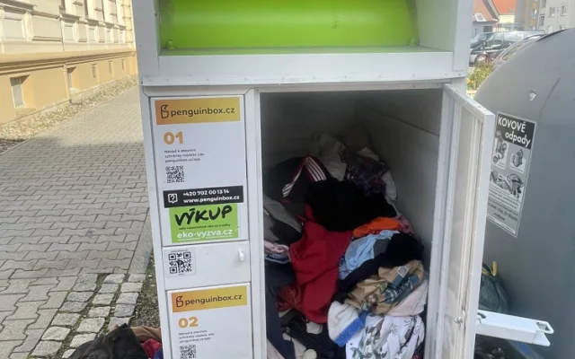 Neznámý zloděj vykrádá kontejnery na textil, zůstává po něm hromada nepořádku