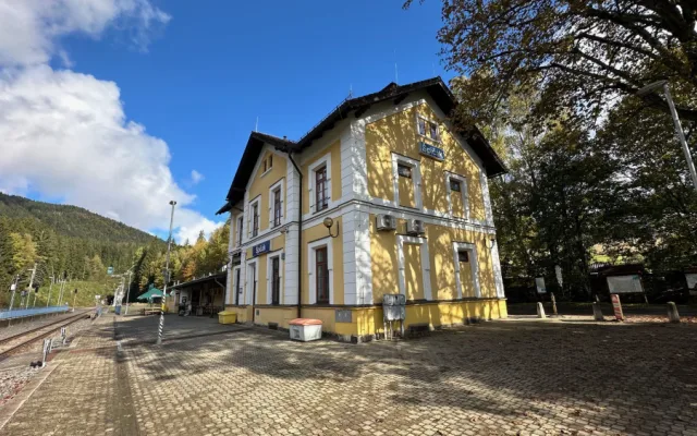 Nádraží Špičák. Portál tunel je hned v jeho zadní části
