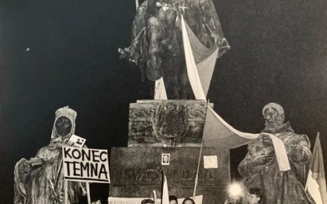 FOTO: V mrazivém listopadu roku 1989 se začal hroutit komunistický režim, až se nakonec celý zhroutil