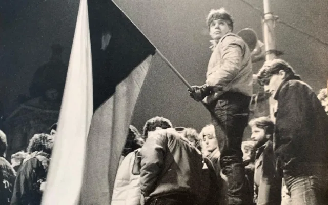 FOTO: V mrazivém listopadu roku 1989 se začal hroutit komunistický režim, až se nakonec celý zhroutil
