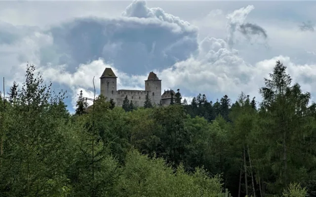 Hrad Kašperk ještě před opravou věže