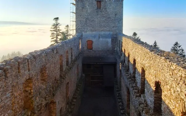 Západní věž už má novou střechu