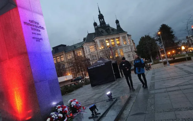 Plzeň si připomněla pád totalitního režimu. V ulicích byly výstavy, projekce i lepením plakátů stejně jako v roce 1989