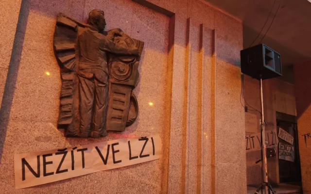Plzeň si připomněla pád totalitního režimu. V ulicích byly výstavy, projekce i lepením plakátů stejně jako v roce 1989