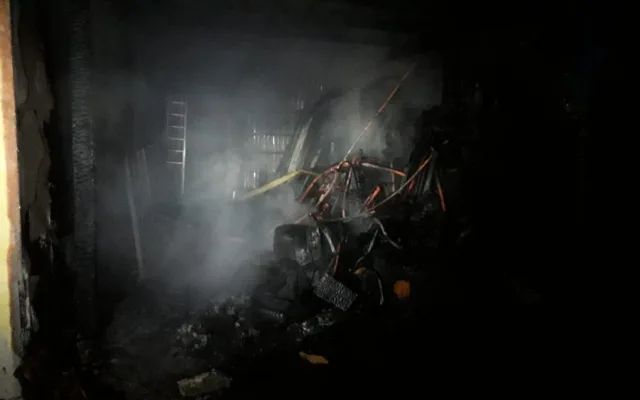 VIDEO: Hasiči bojovali s rozsáhlým požárem garáže a části rodinného domu, škoda překročí milion korun