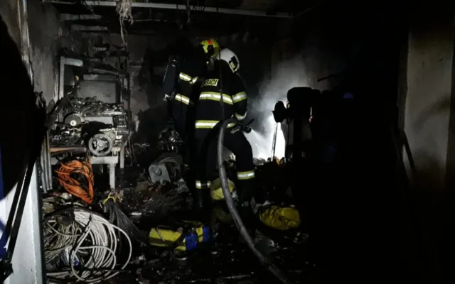 VIDEO: Hasiči bojovali s rozsáhlým požárem garáže a části rodinného domu, škoda překročí milion korun