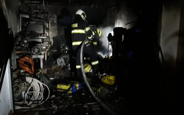 VIDEO: Hasiči bojovali s rozsáhlým požárem garáže a části rodinného domu, škoda překročí milion korun