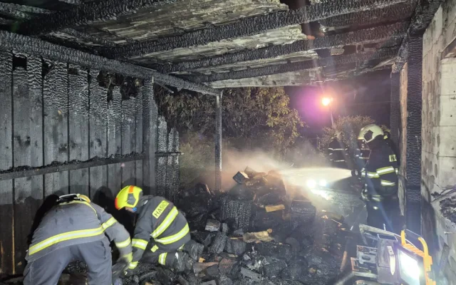 VIDEO: Hasiči bojovali s rozsáhlým požárem garáže a části rodinného domu, škoda překročí milion korun