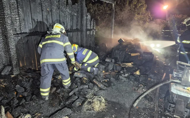 VIDEO: Hasiči bojovali s rozsáhlým požárem garáže a části rodinného domu, škoda překročí milion korun
