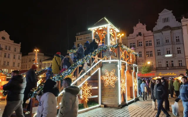 Hned první den lidé vzali doslova útokem největší adventní trhy v Česku. Nejvíce zaujal zářící fotopoint a trdelník