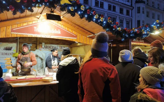 Hned první den lidé vzali doslova útokem největší adventní trhy v Česku. Nejvíce zaujal zářící fotopoint a trdelník