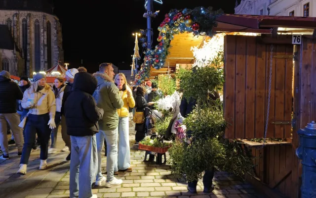 Hned první den lidé vzali doslova útokem největší adventní trhy v Česku. Nejvíce zaujal zářící fotopoint a trdelník
