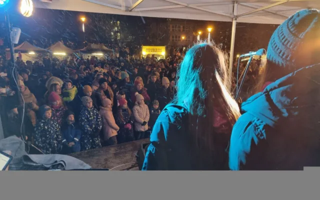 Rozsvícení stromů na Jedničce letos doplní živá hudba i tichý ohňostroj. Děti se dozví výsledky výtvarné soutěže